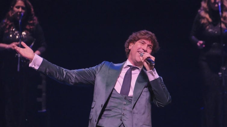 Manuel Lombo protagoniza una noche de éxitos en el Teatro Maestranza de Sevilla