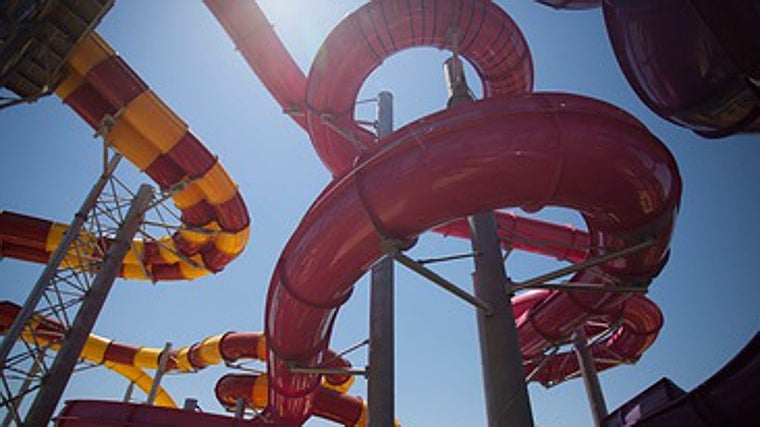 Toboganes gigantes en Agua Mágica