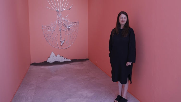 Regina de Miguel inaugura en el CAAC la exposición 'Canta una piedra', que explora el territorio andaluz