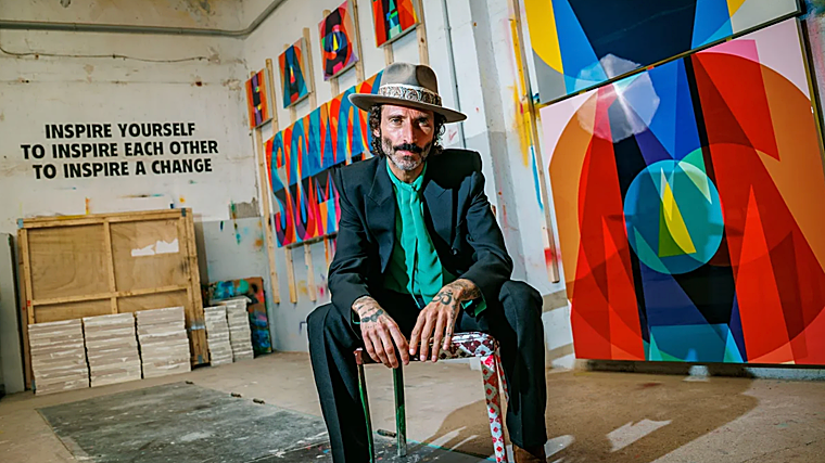 Leiva, en el estudio de arte de Boa Mistura