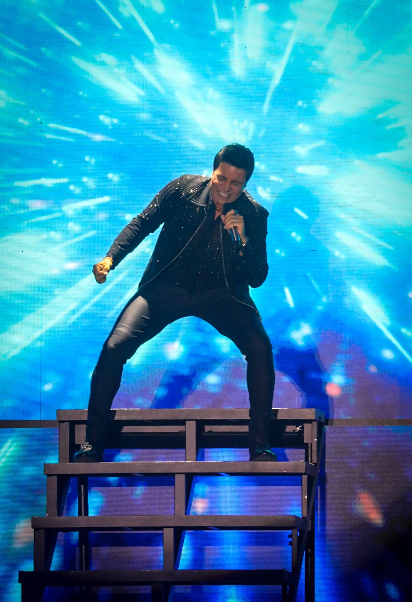 Chayanne, cantando y bailando y siendo coreado por toda la Plaza de España 