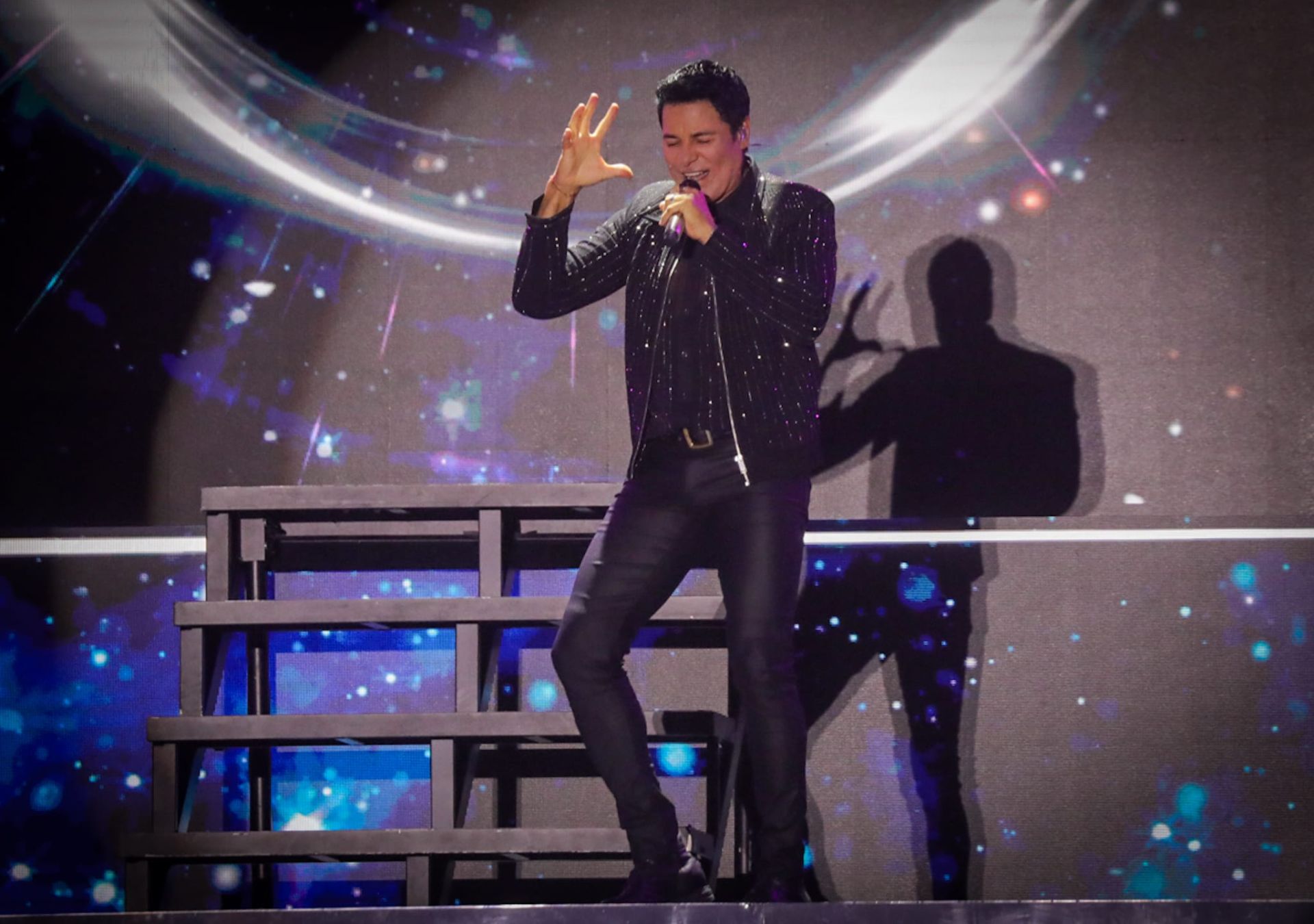 Chayanne, cantando y bailando y siendo coreado por toda la Plaza de España 