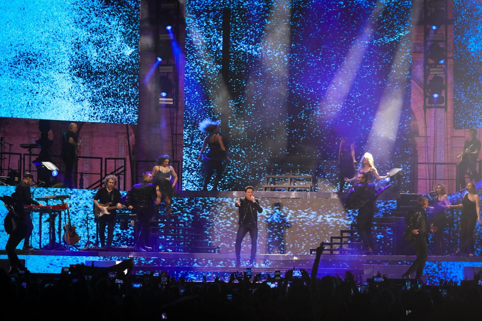 Chayanne, cantando y bailando y siendo coreado por toda la Plaza de España 
