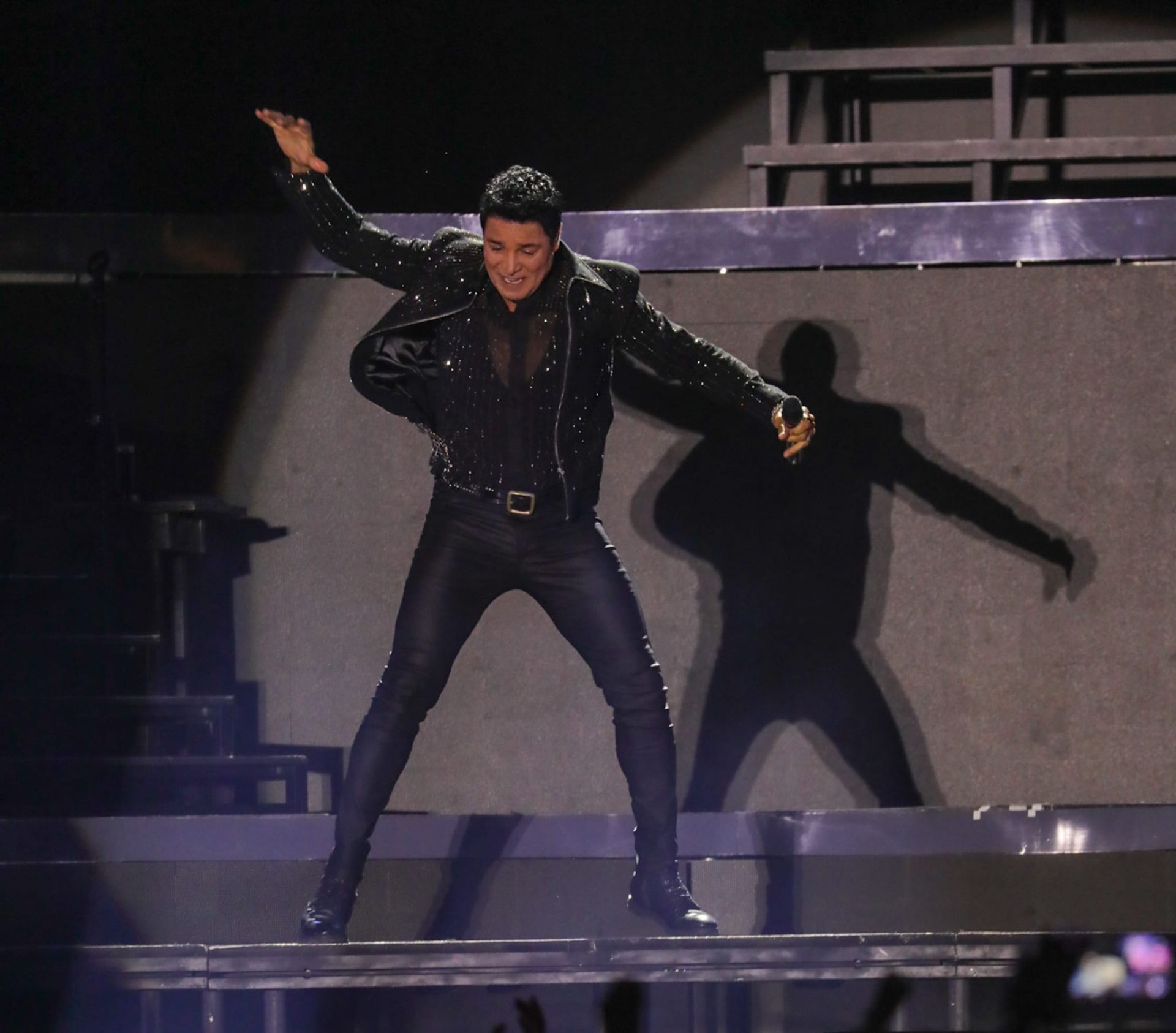 Chayanne, cantando y bailando y siendo coreado por toda la Plaza de España 
