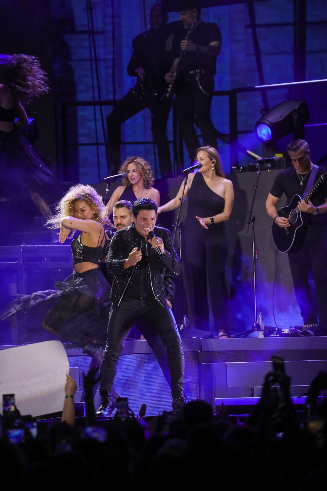Chayanne, cantando y bailando y siendo coreado por toda la Plaza de España 