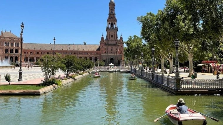 El paseo en las barcas que se encuentran en la plaza de España de Sevilla es todo un clásico cuando llega el buen tiempo