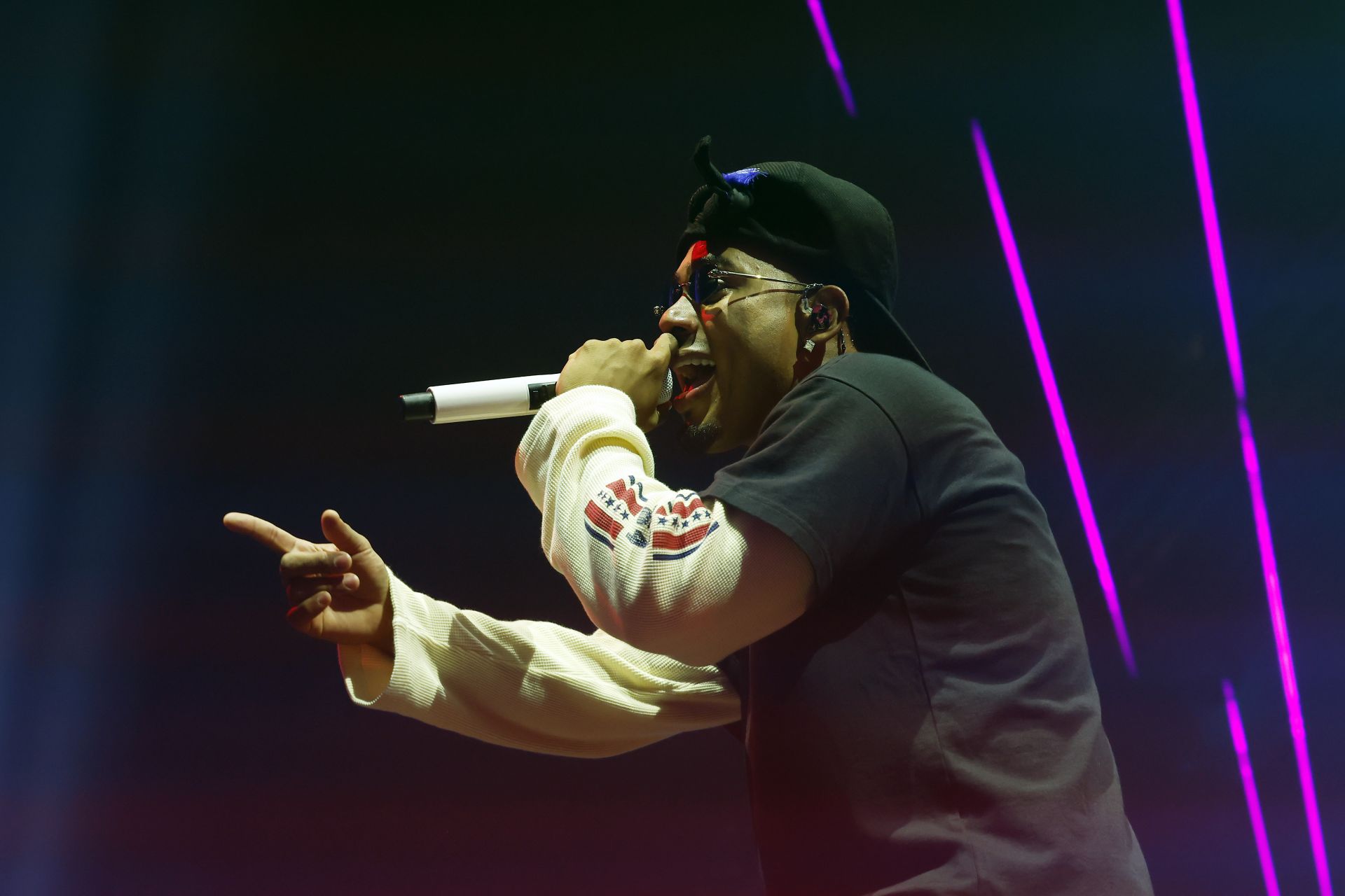 Myke Towers durante un concierto