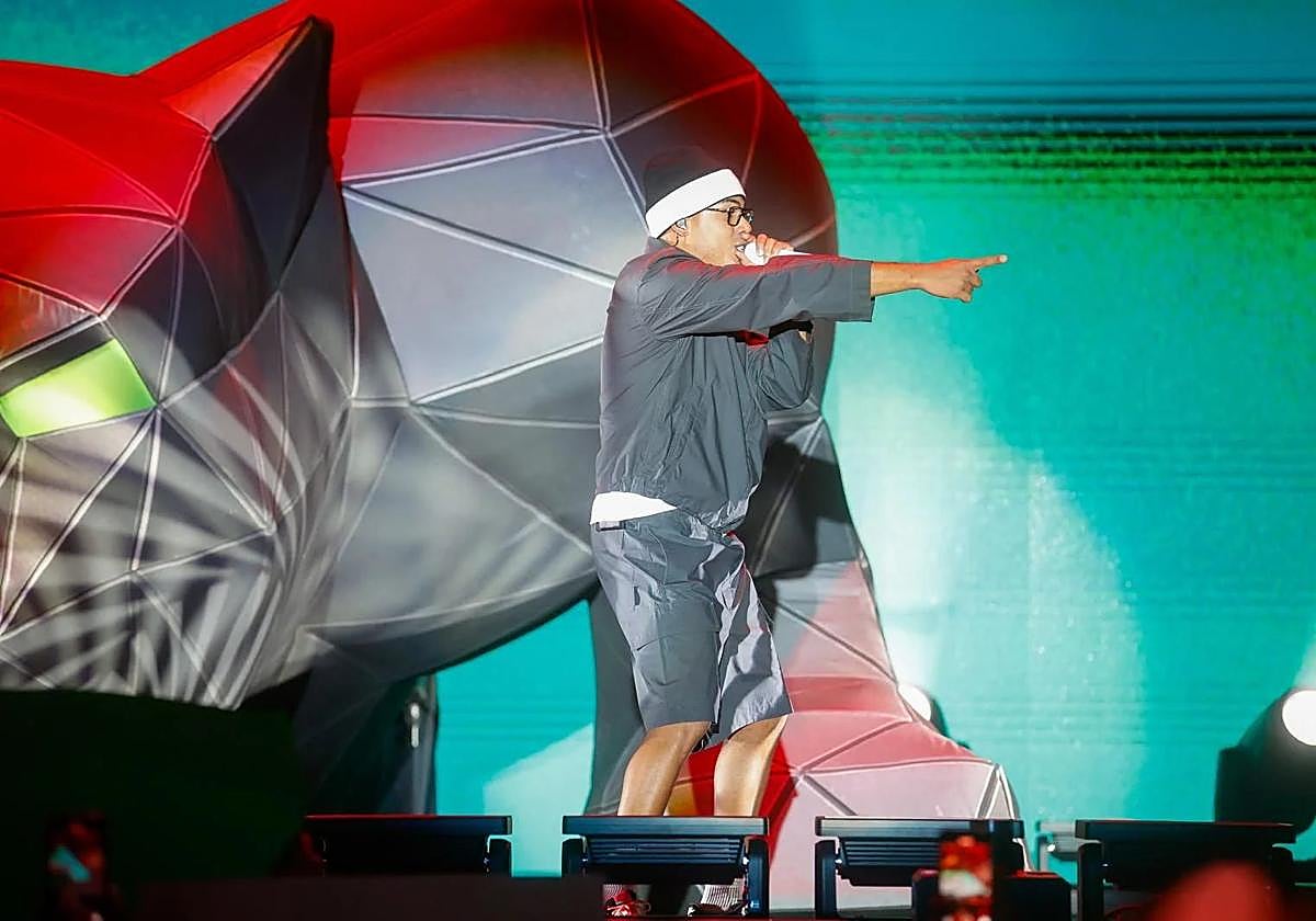 Myke Towers, en la Plaza de España de Sevilla durante su concierto