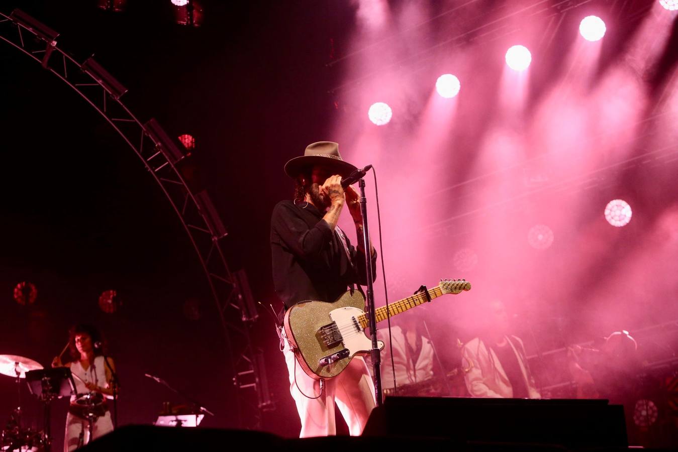 Un momento del concierto de Leiva este sábado en la plaza de España de Sevilla