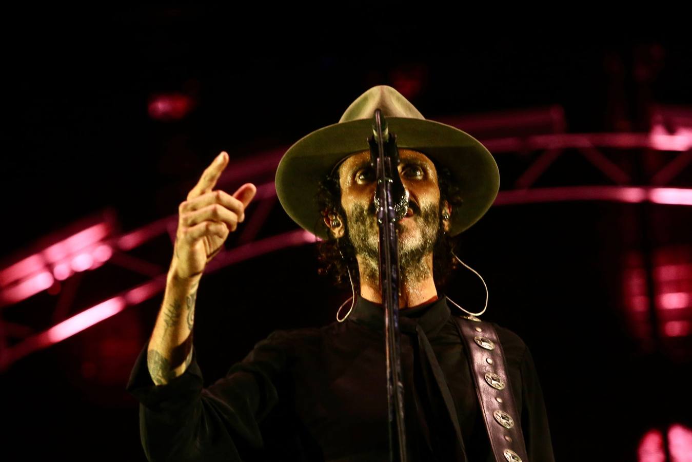 Un momento del concierto de Leiva este sábado en la plaza de España de Sevilla