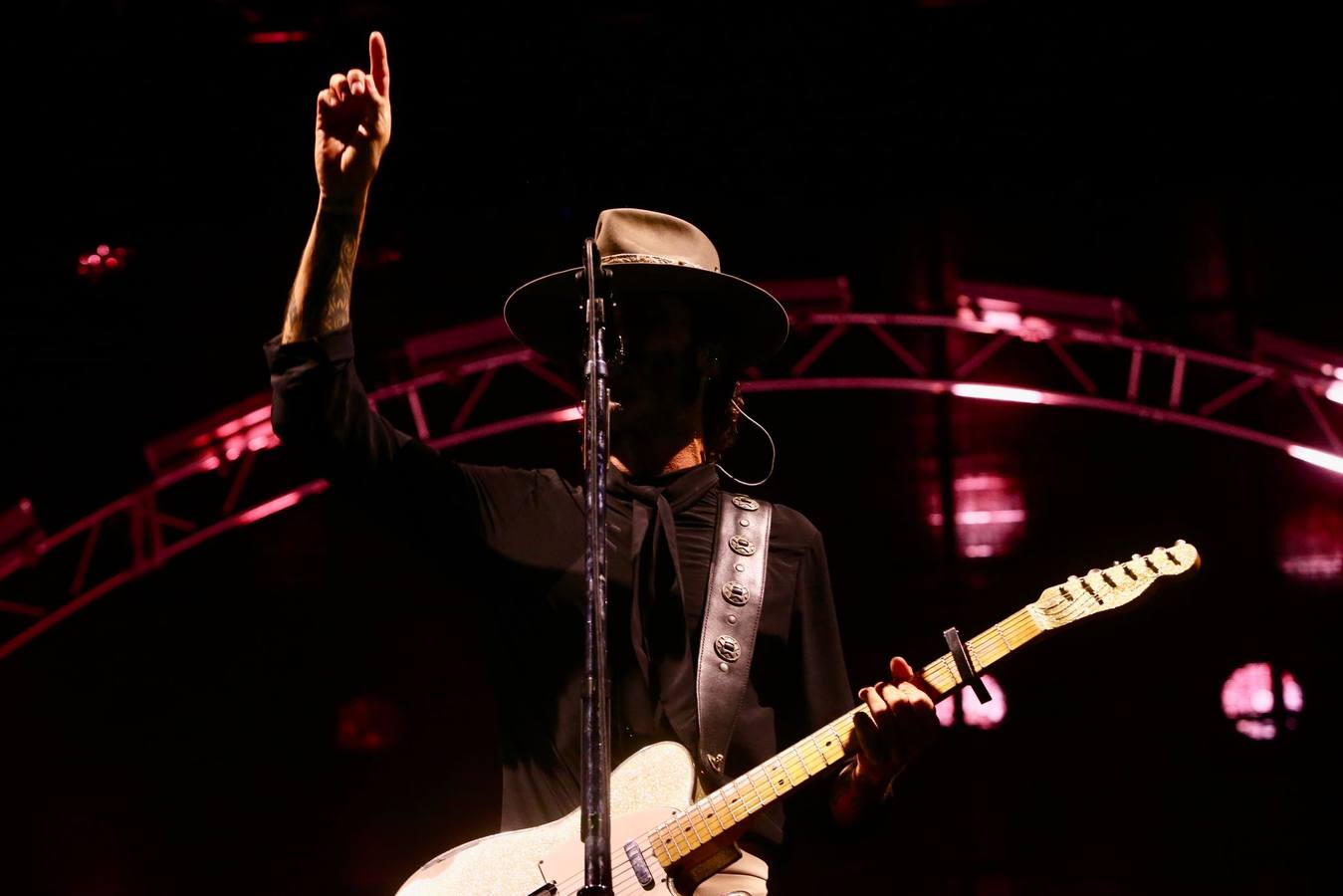 Un momento del concierto de Leiva este sábado en la plaza de España de Sevilla