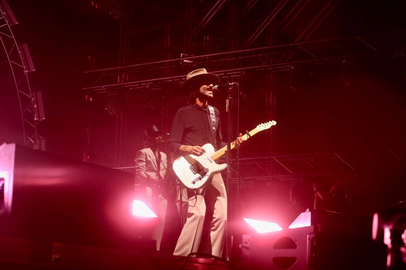 Un momento del concierto de Leiva este sábado en la plaza de España de Sevilla