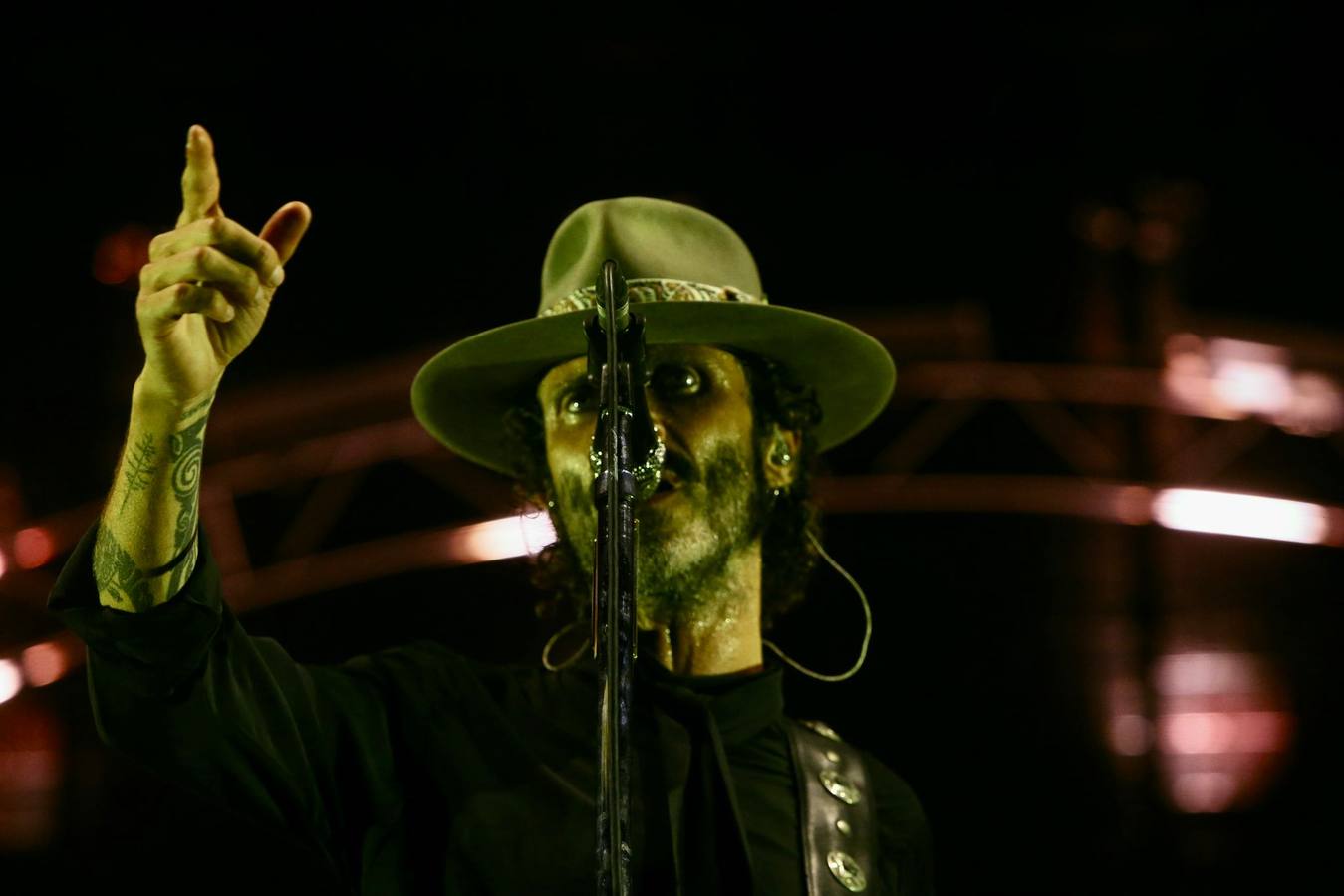 Un momento del concierto de Leiva este sábado en la plaza de España de Sevilla