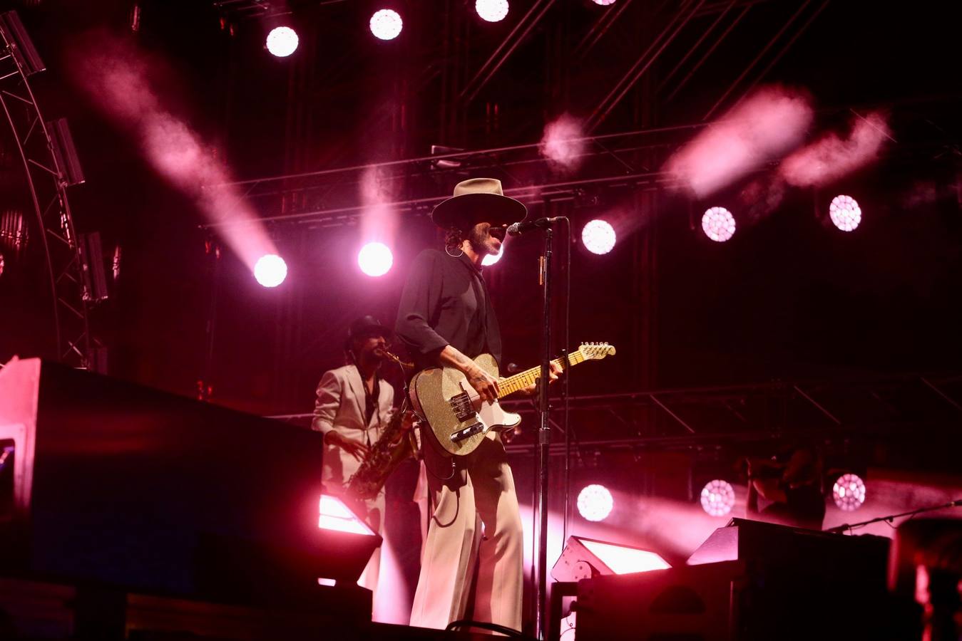 Un momento del concierto de Leiva este sábado en la plaza de España de Sevilla