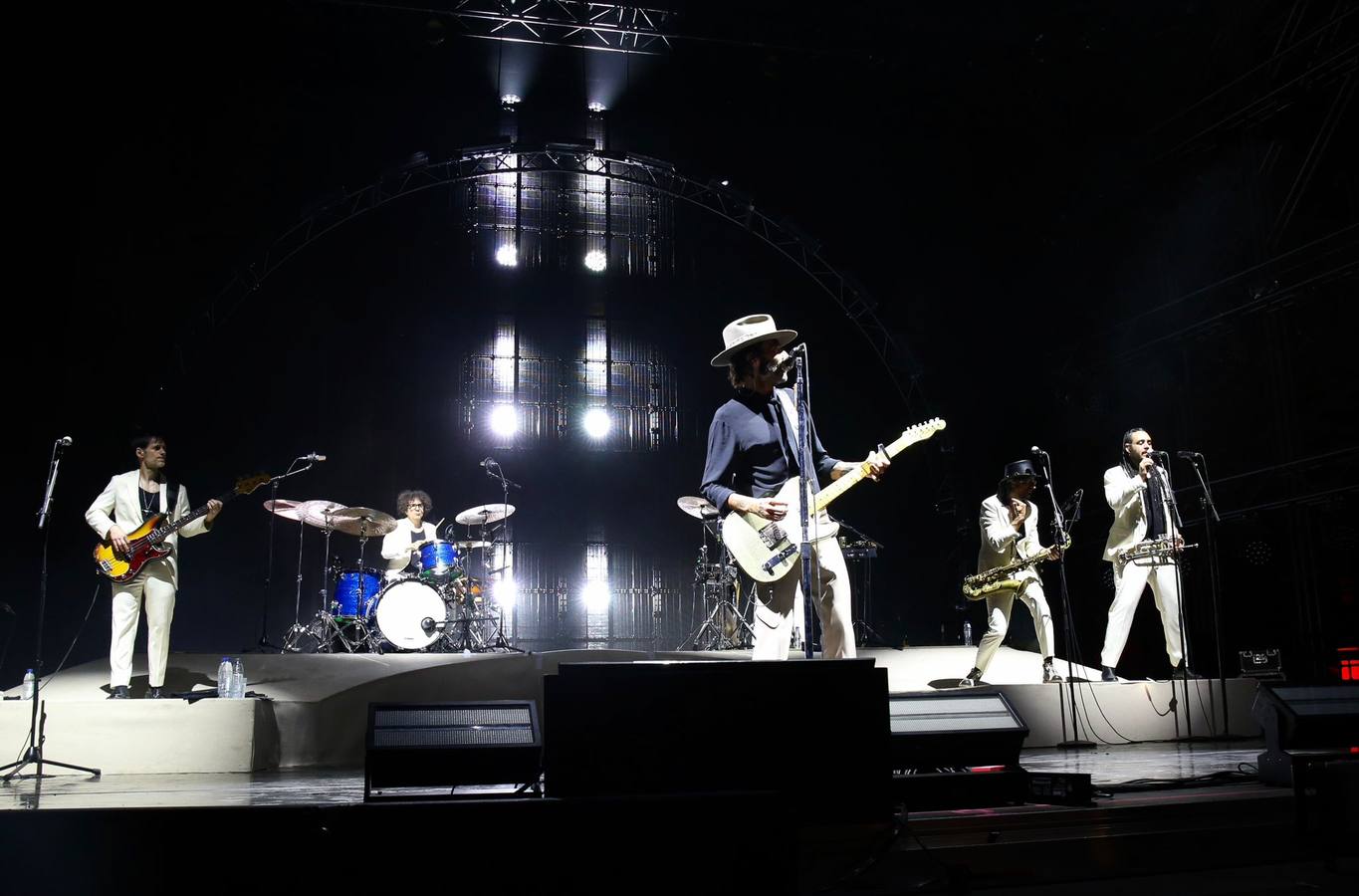 Un momento del concierto de Leiva este sábado en la plaza de España de Sevilla
