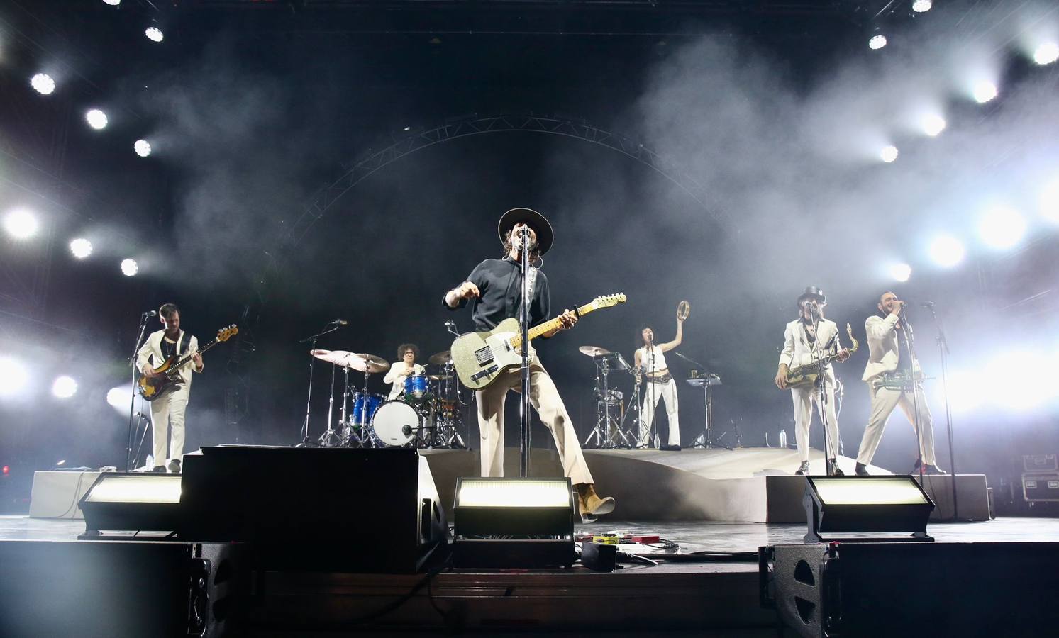 Un momento del concierto de Leiva este sábado en la plaza de España de Sevilla