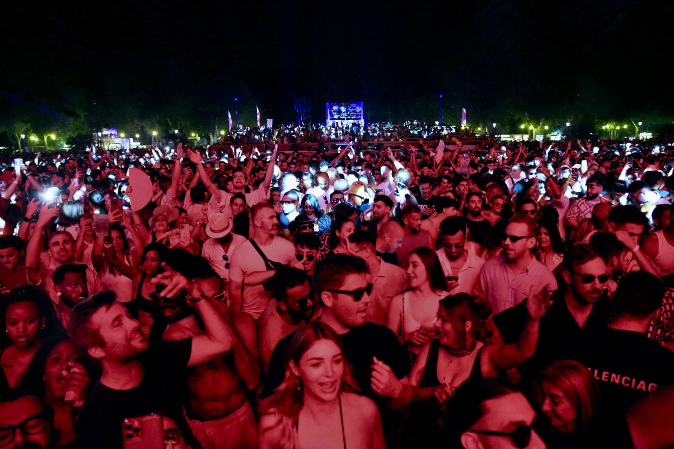 La música electrónica llenó la Plaza de España de Sevilla este domingo