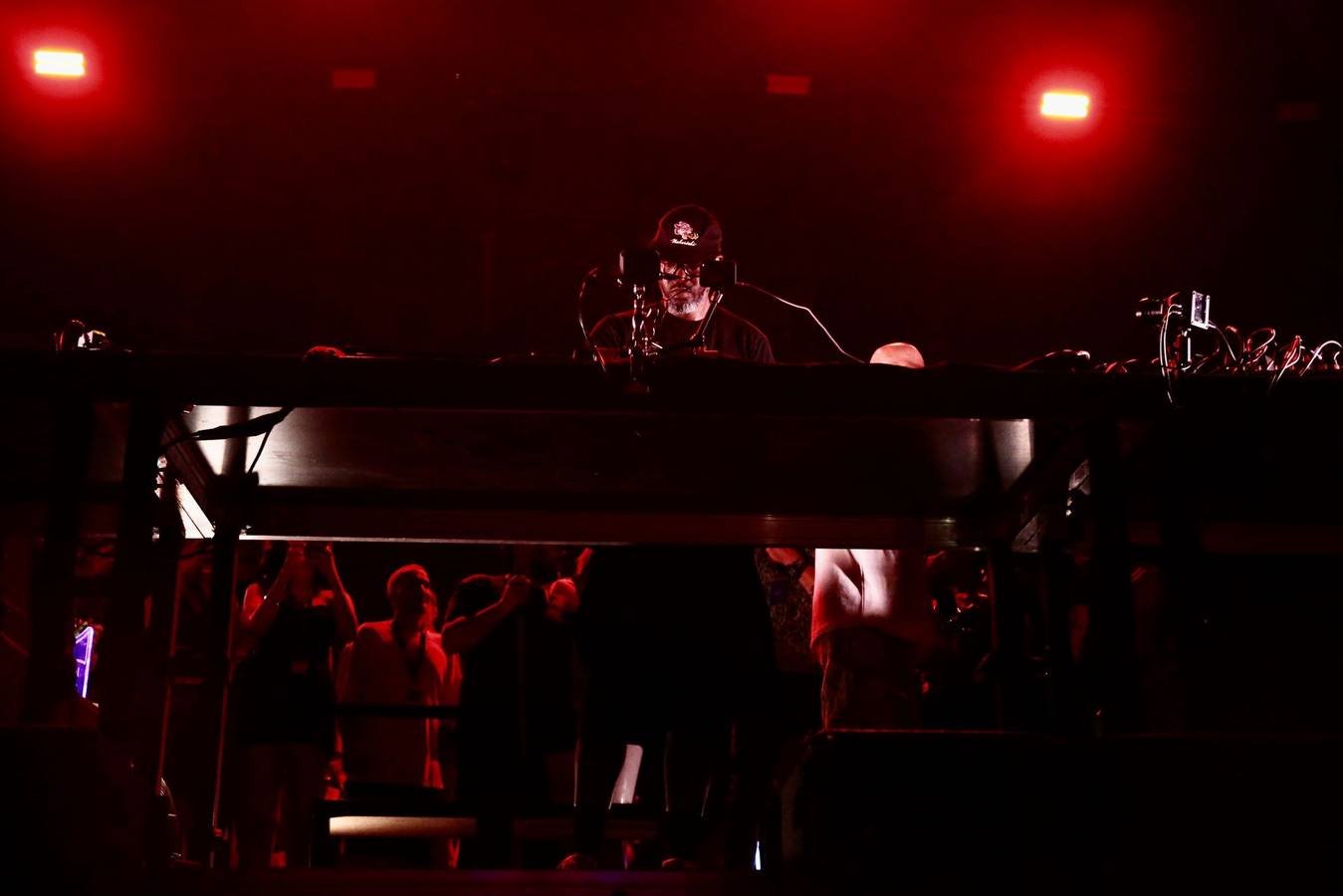 La música electrónica llenó la Plaza de España de Sevilla este domingo