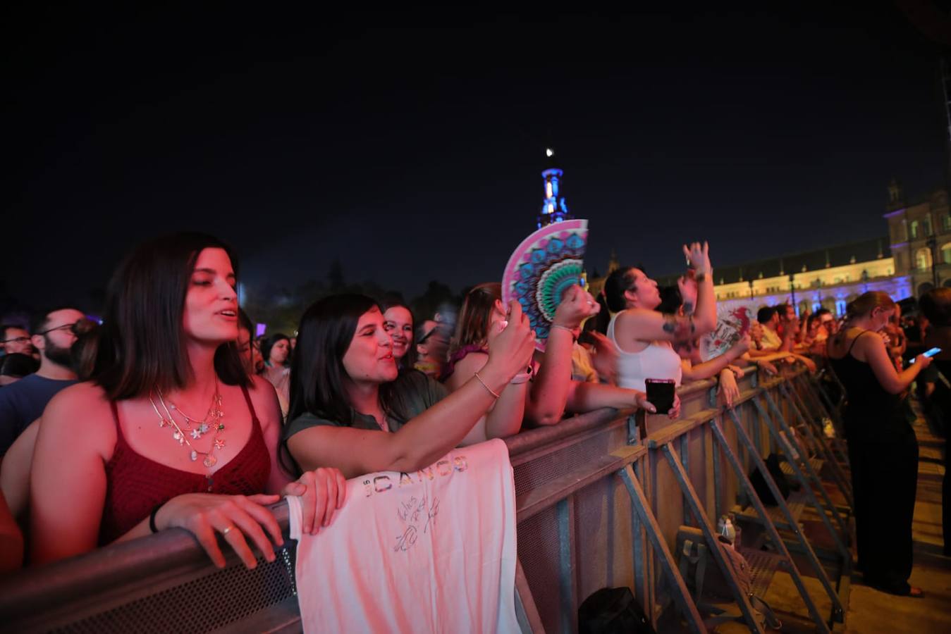 Las míticas canciones de Los Caños fueron coreadas por toda la Plaza de España 