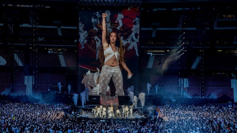 La cantante Lola Indigo durante su concierto, en el Estadio Riyadh Air Metropolitano