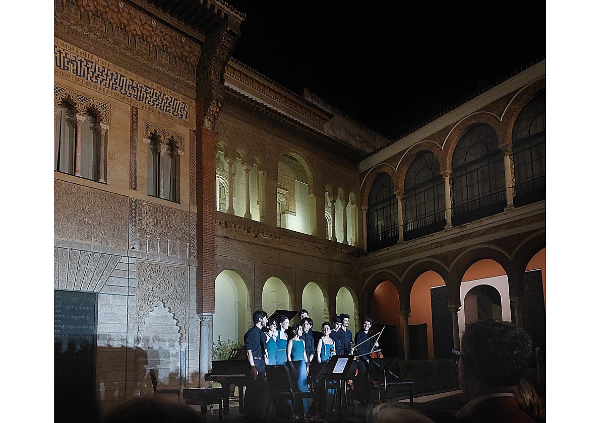 Los dos quintetos saludan al final del concierto