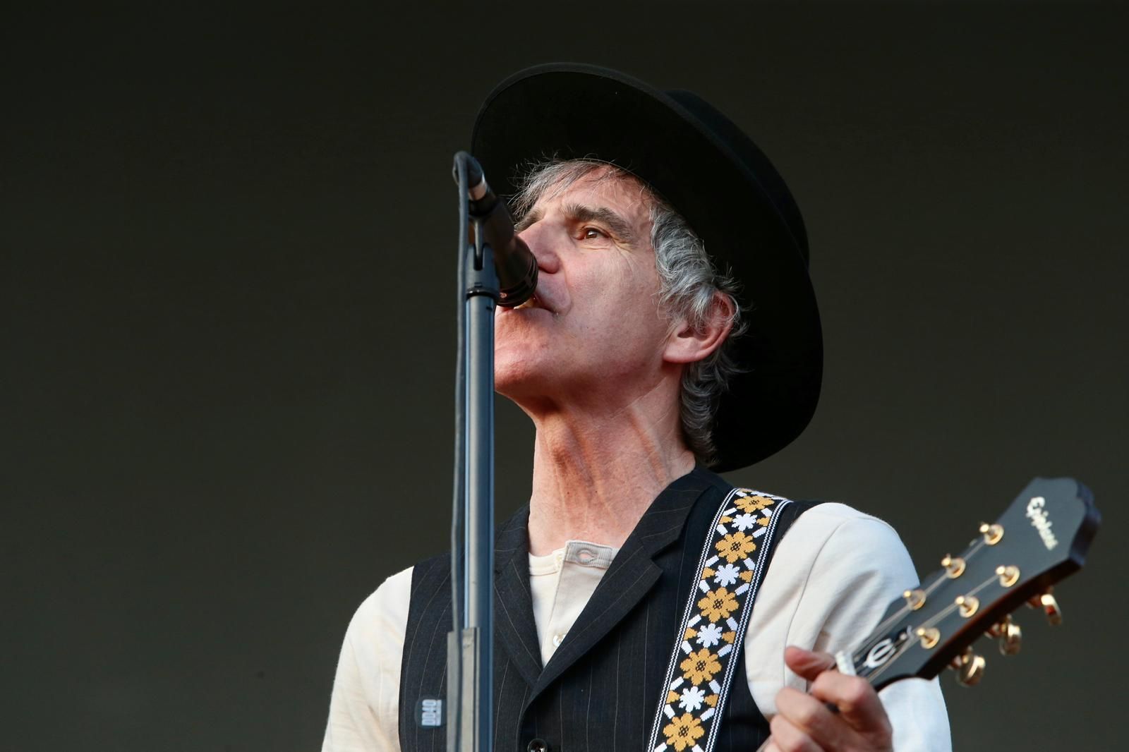 Duncan Dhu con Mikel Erentxun al frente en el concierto de Icónica
