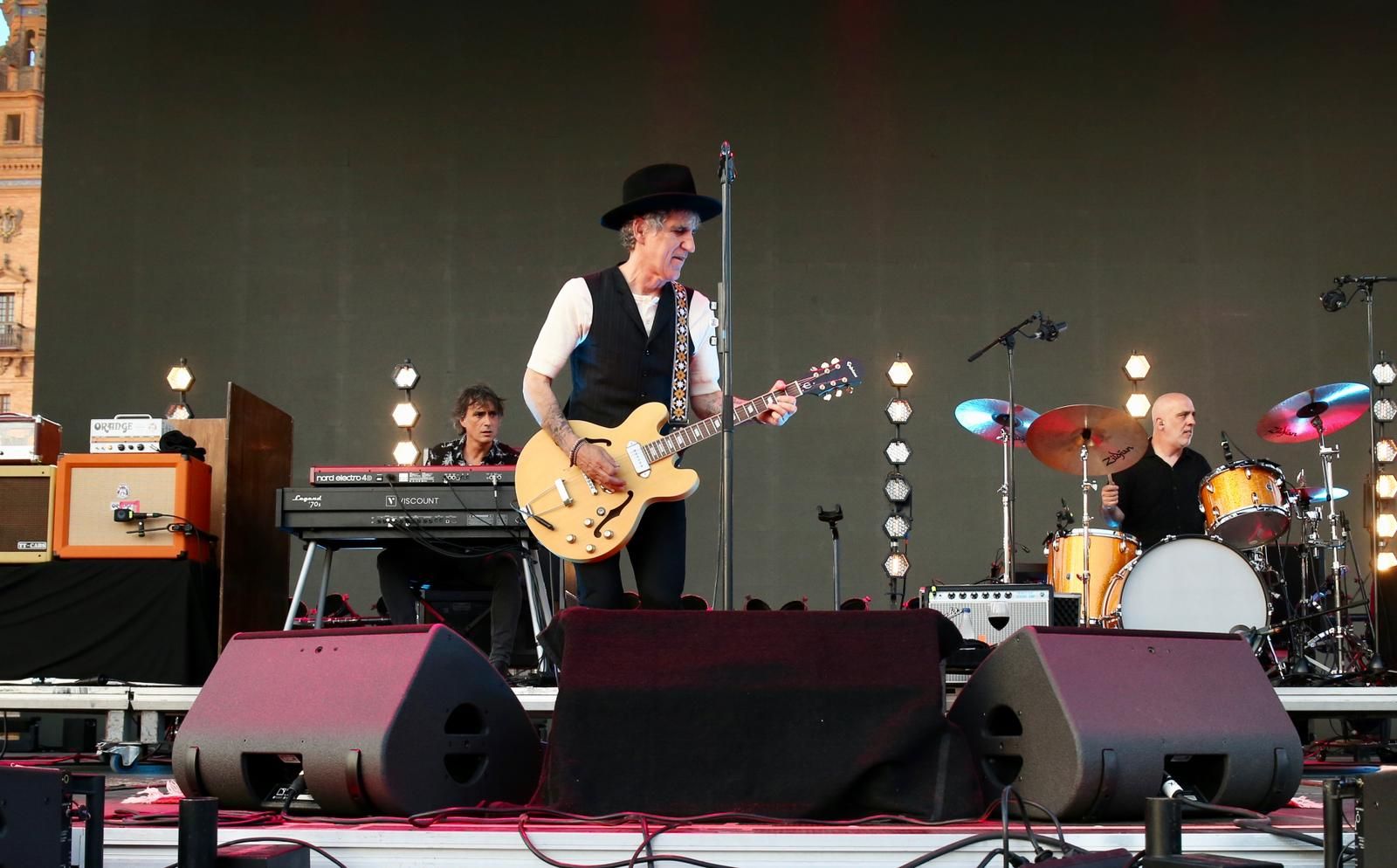 Duncan Dhu con Mikel Erentxun al frente en el concierto de Icónica