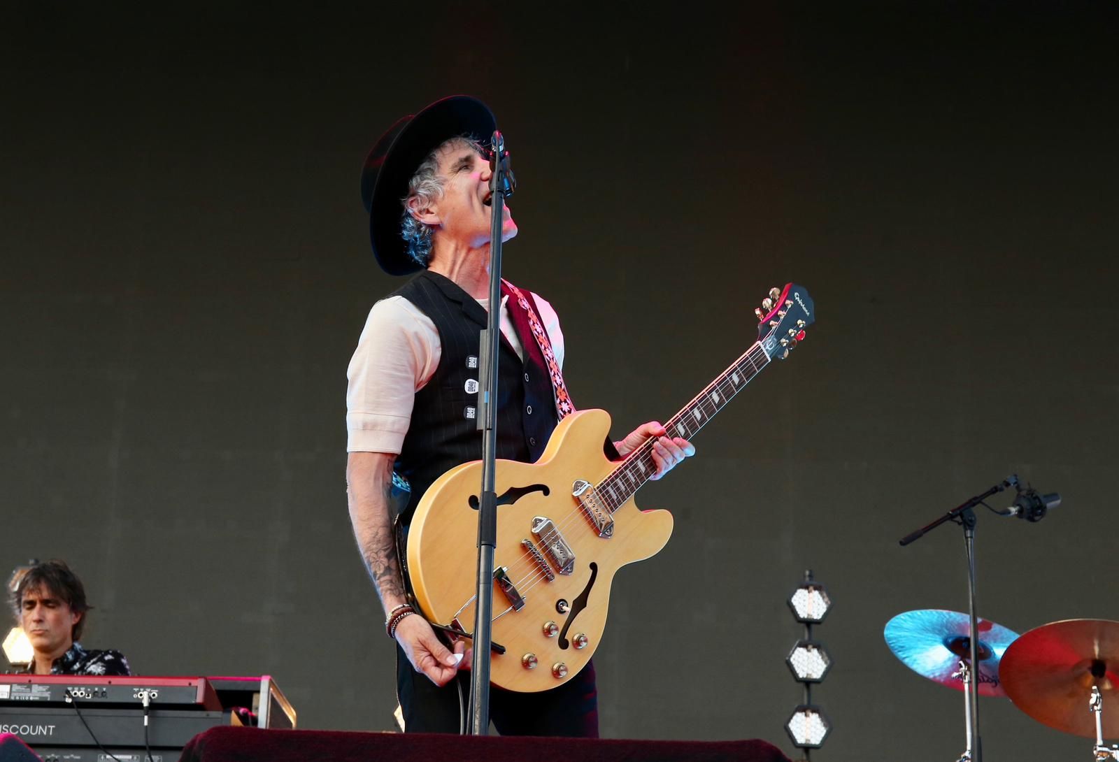 Duncan Dhu con Mikel Erentxun al frente en el concierto de Icónica