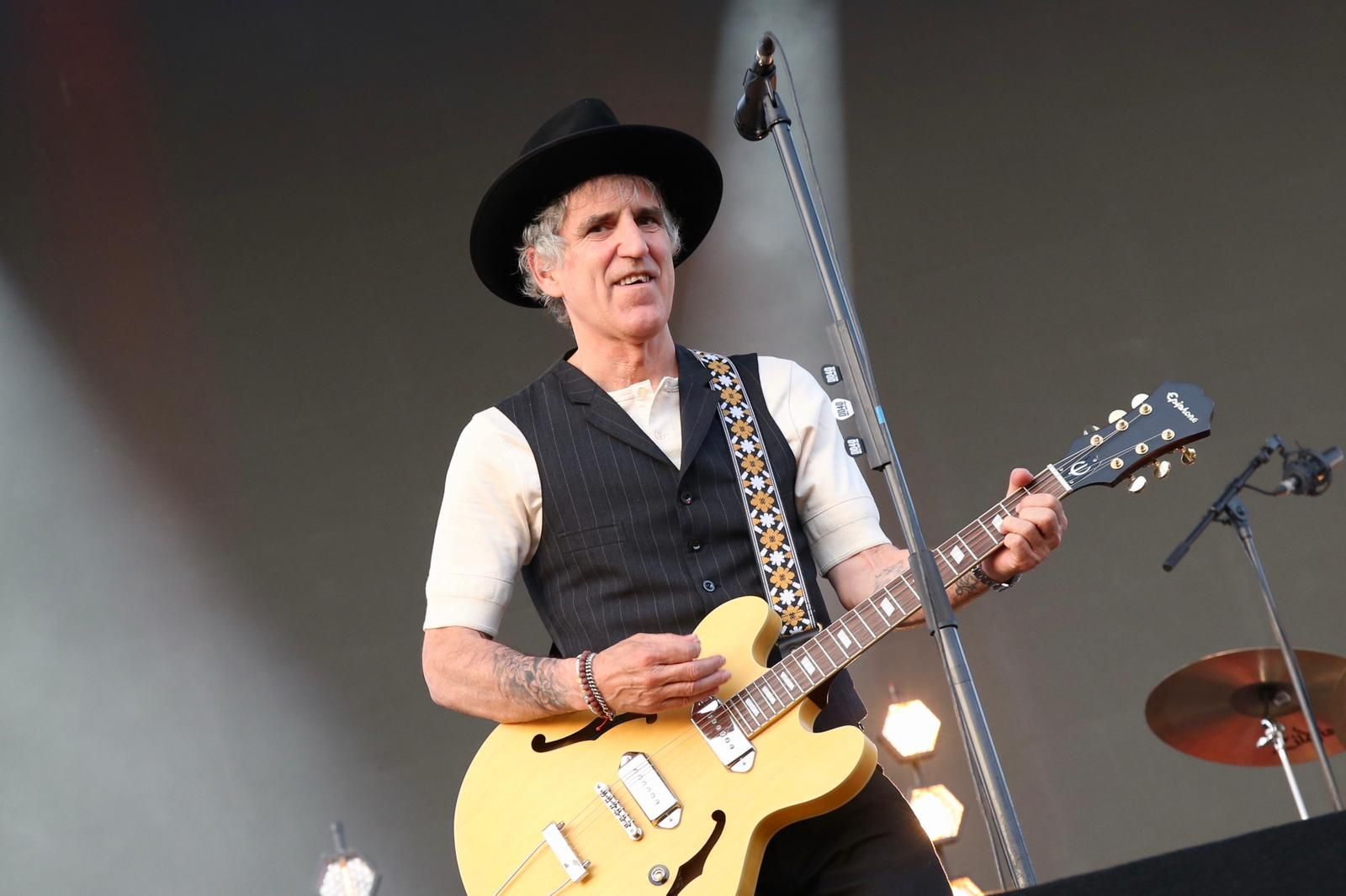 Duncan Dhu con Mikel Erentxun al frente en el concierto de Icónica