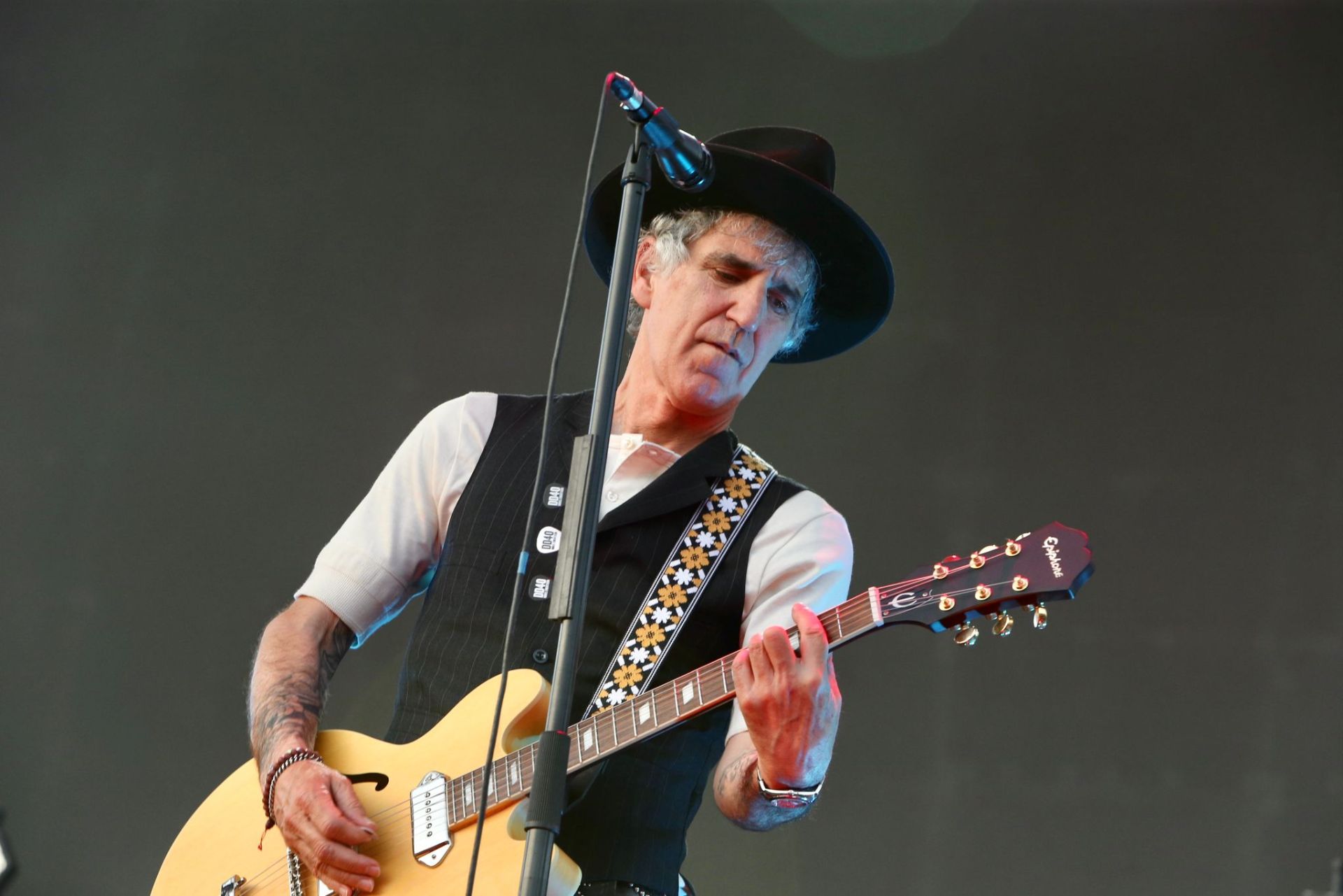 Duncan Dhu con Mikel Erentxun al frente en el concierto de Icónica