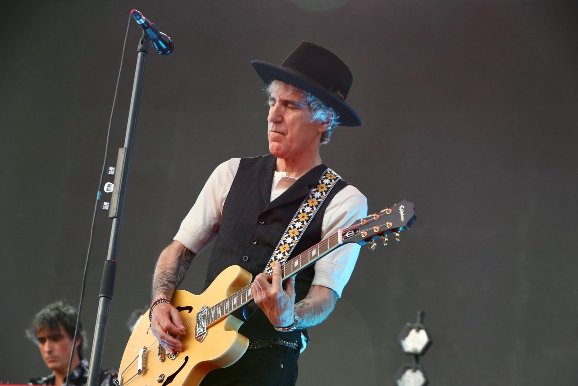 Duncan Dhu con Mikel Erentxun al frente en el concierto de Icónica