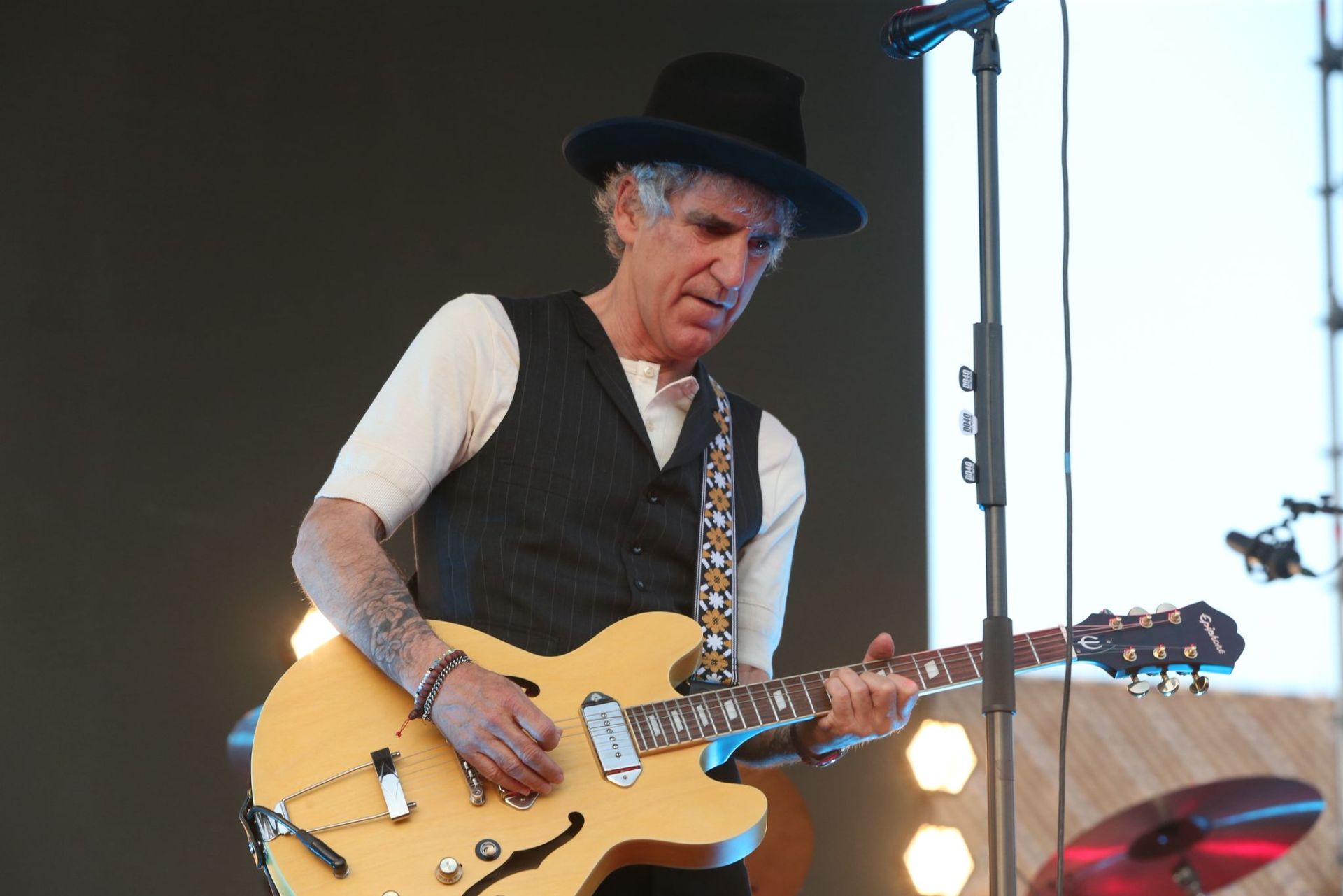 Duncan Dhu con Mikel Erentxun al frente en el concierto de Icónica