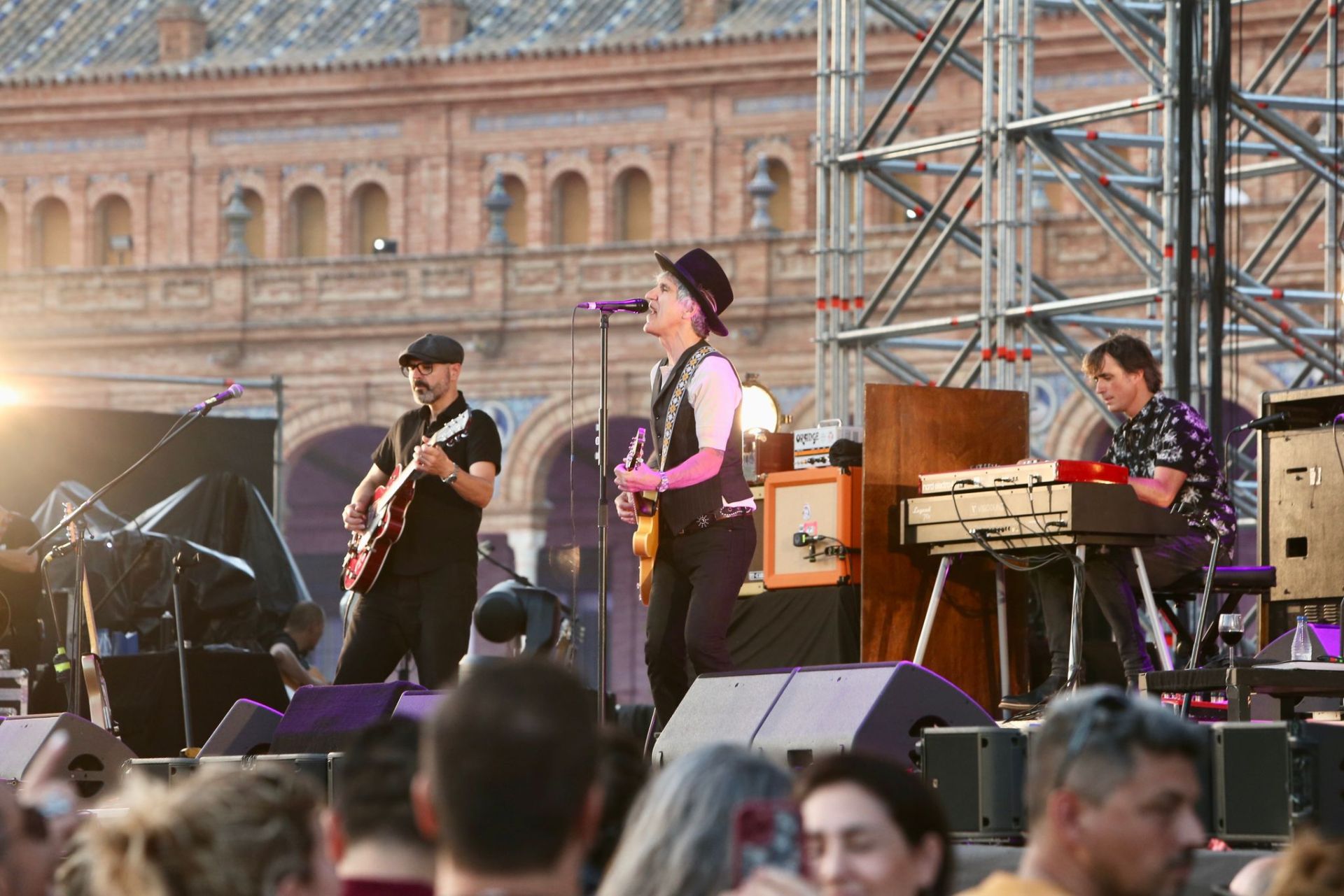 Duncan Dhu con Mikel Erentxun al frente en el concierto de Icónica