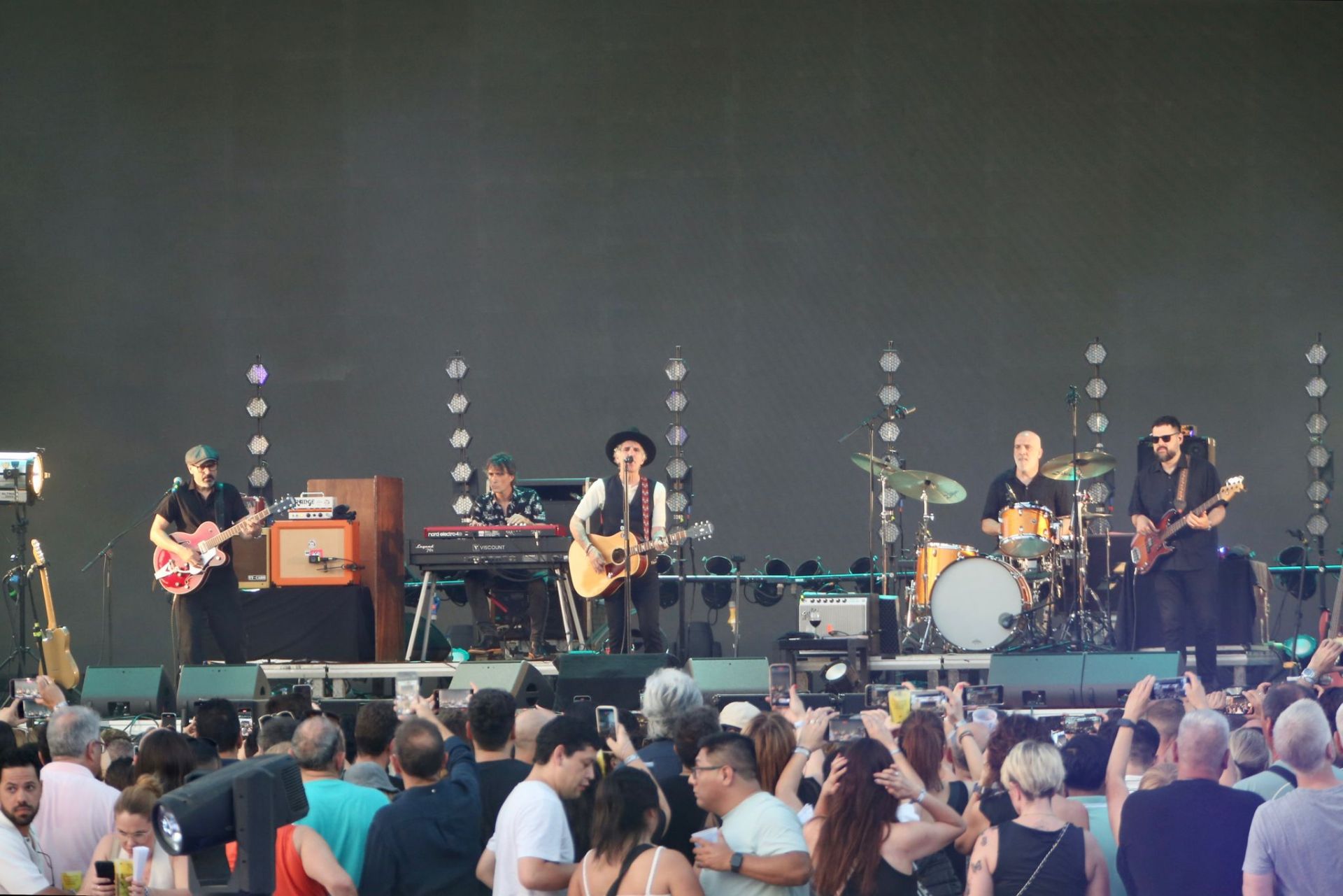 Duncan Dhu con Mikel Erentxun al frente en el concierto de Icónica