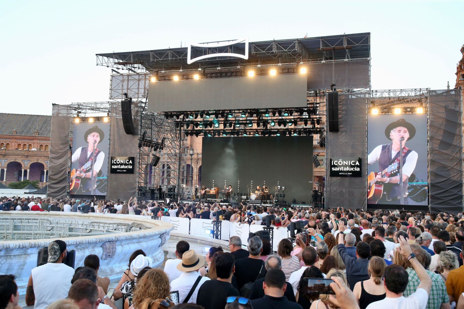 Duncan Dhu con Mikel Erentxun al frente en el concierto de Icónica