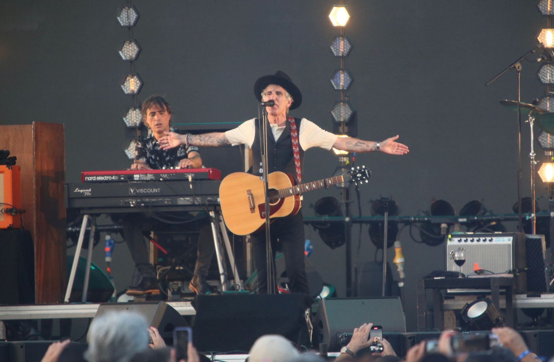 Duncan Dhu con Mikel Erentxun al frente en el concierto de Icónica