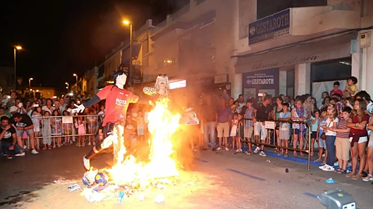 Quema de los 'Juanillos' en la Noche de San Juan de Rota