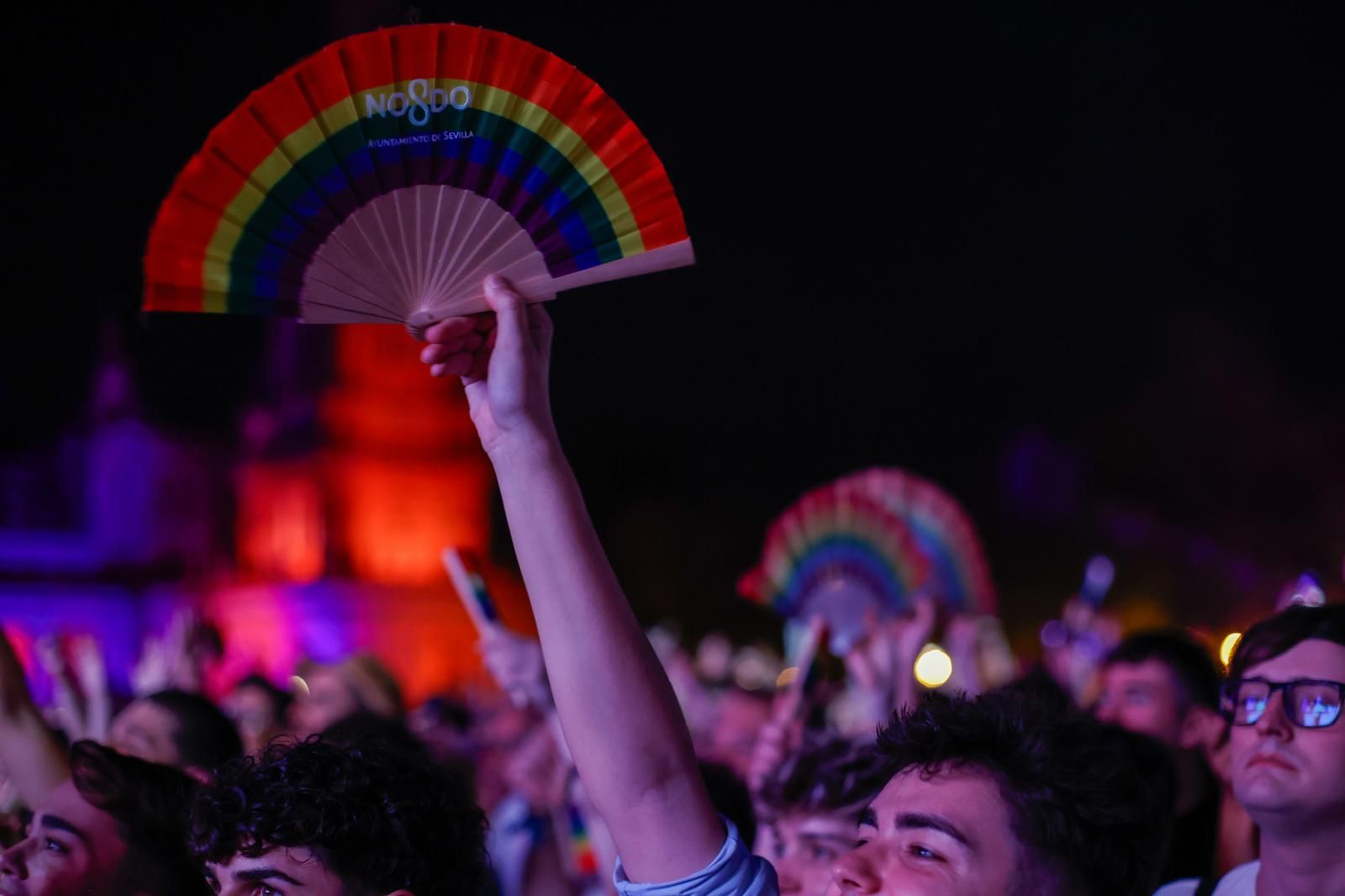 Laura Gallego en plena actuación en la Plaza de España
