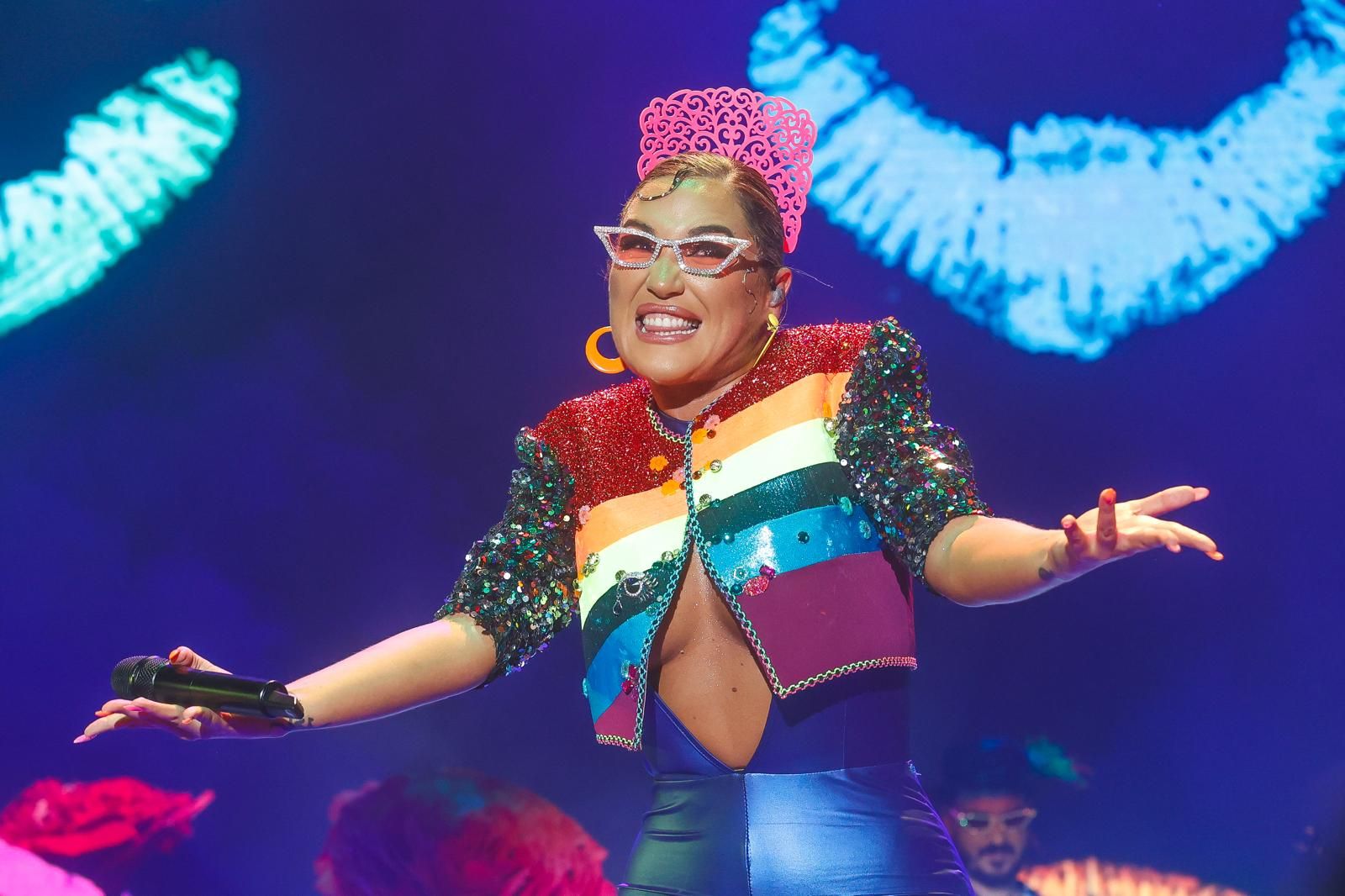 Laura Gallego en plena actuación en la Plaza de España