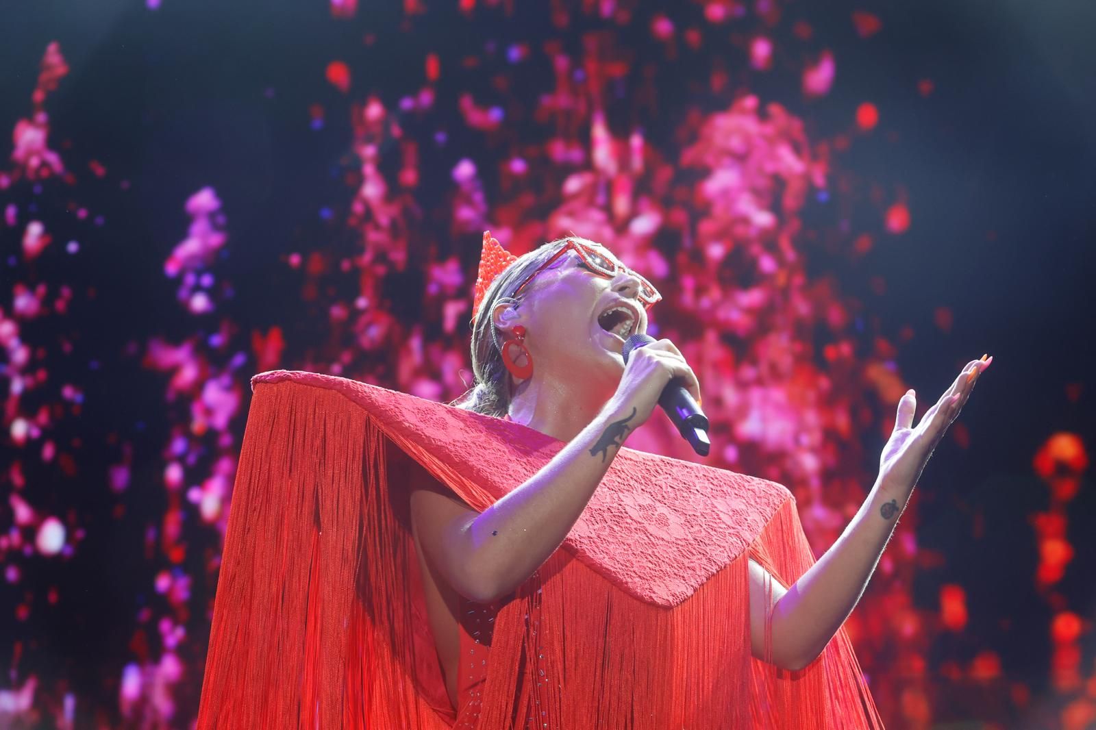 Laura Gallego en plena actuación en la Plaza de España