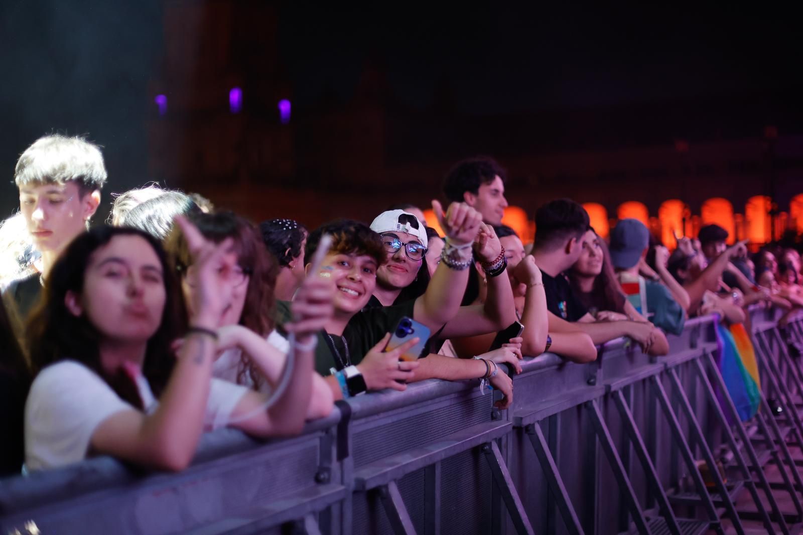 Ambiente en el concierto de Laura Gallego en plena actuación en la Plaza de España