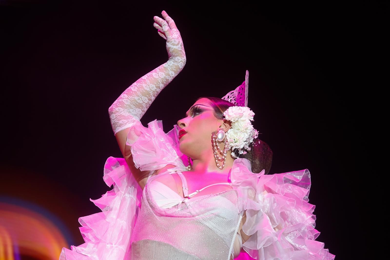 Laura Gallego en plena actuación en la Plaza de España