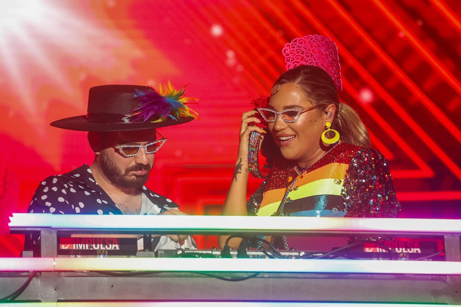 Laura Gallego en plena actuación en la Plaza de España