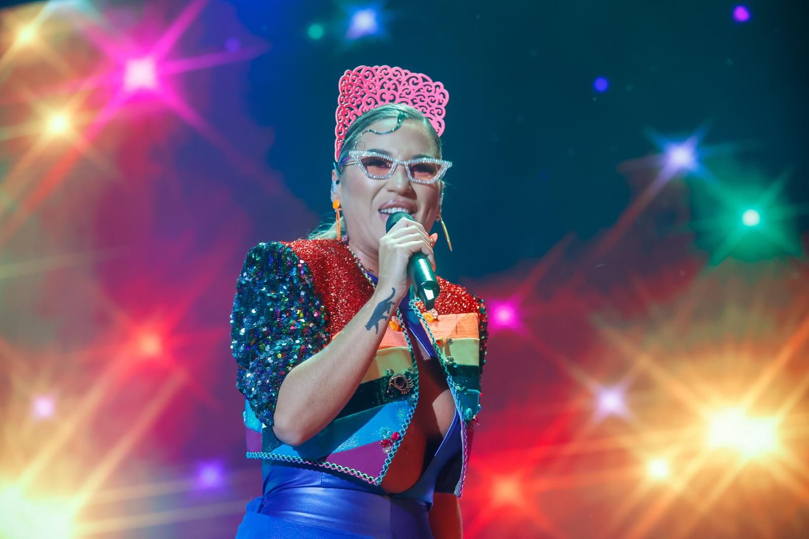 Laura Gallego en plena actuación en la Plaza de España