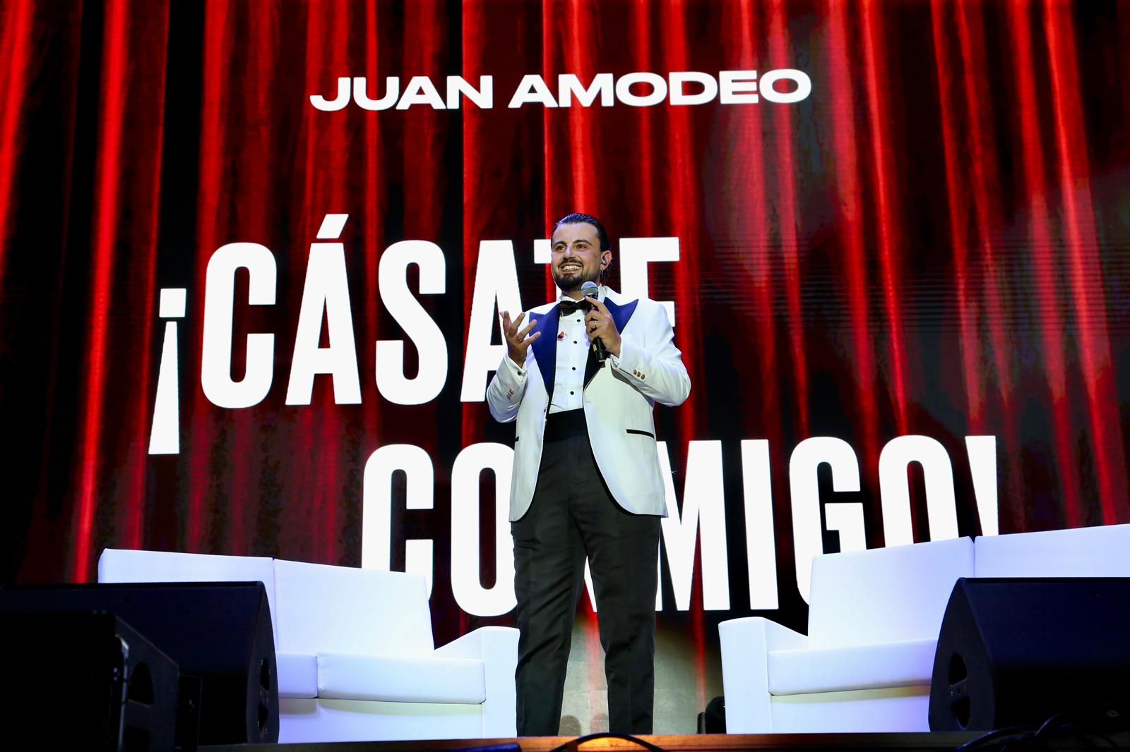 Juan Amodeo en plena actuación este martes en la Plaza de España