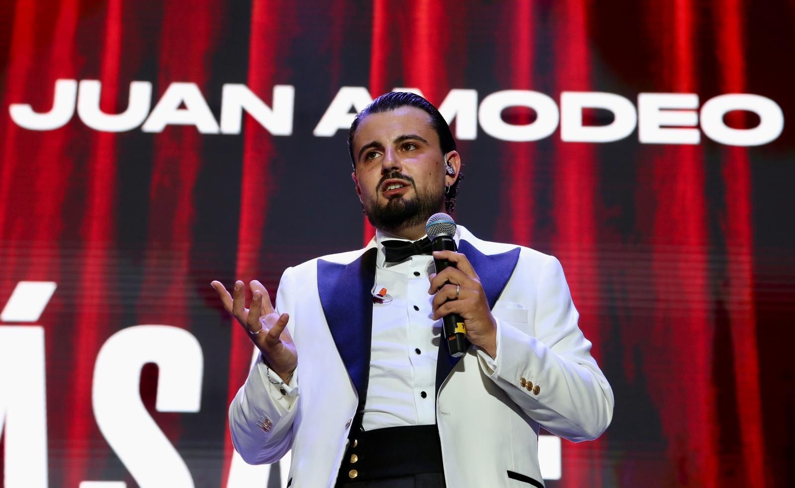 Juan Amodeo en plena actuación este martes en la Plaza de España