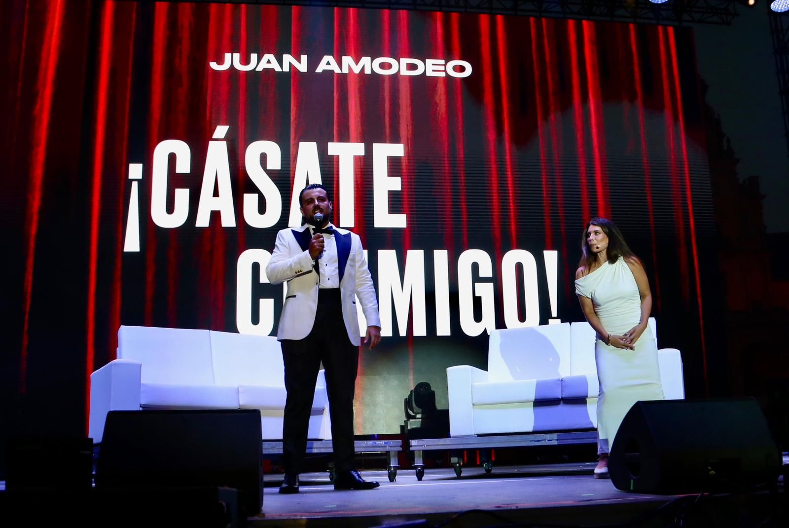Juan Amodeo en plena actuación este martes en la Plaza de España