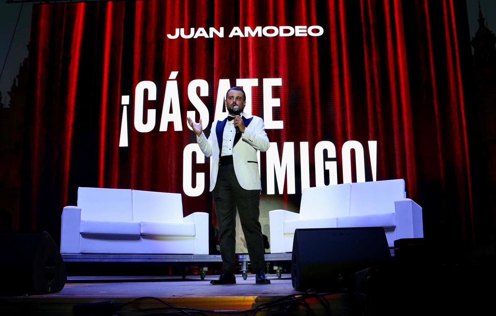 Juan Amodeo en plena actuación este martes en la Plaza de España