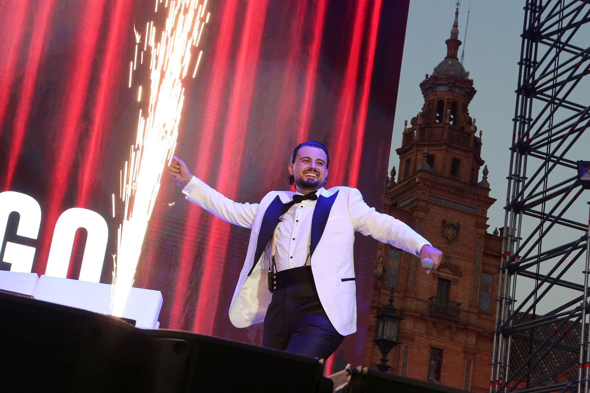 El humorista Juan Amodeo sobre el escenario de la Plaza de España