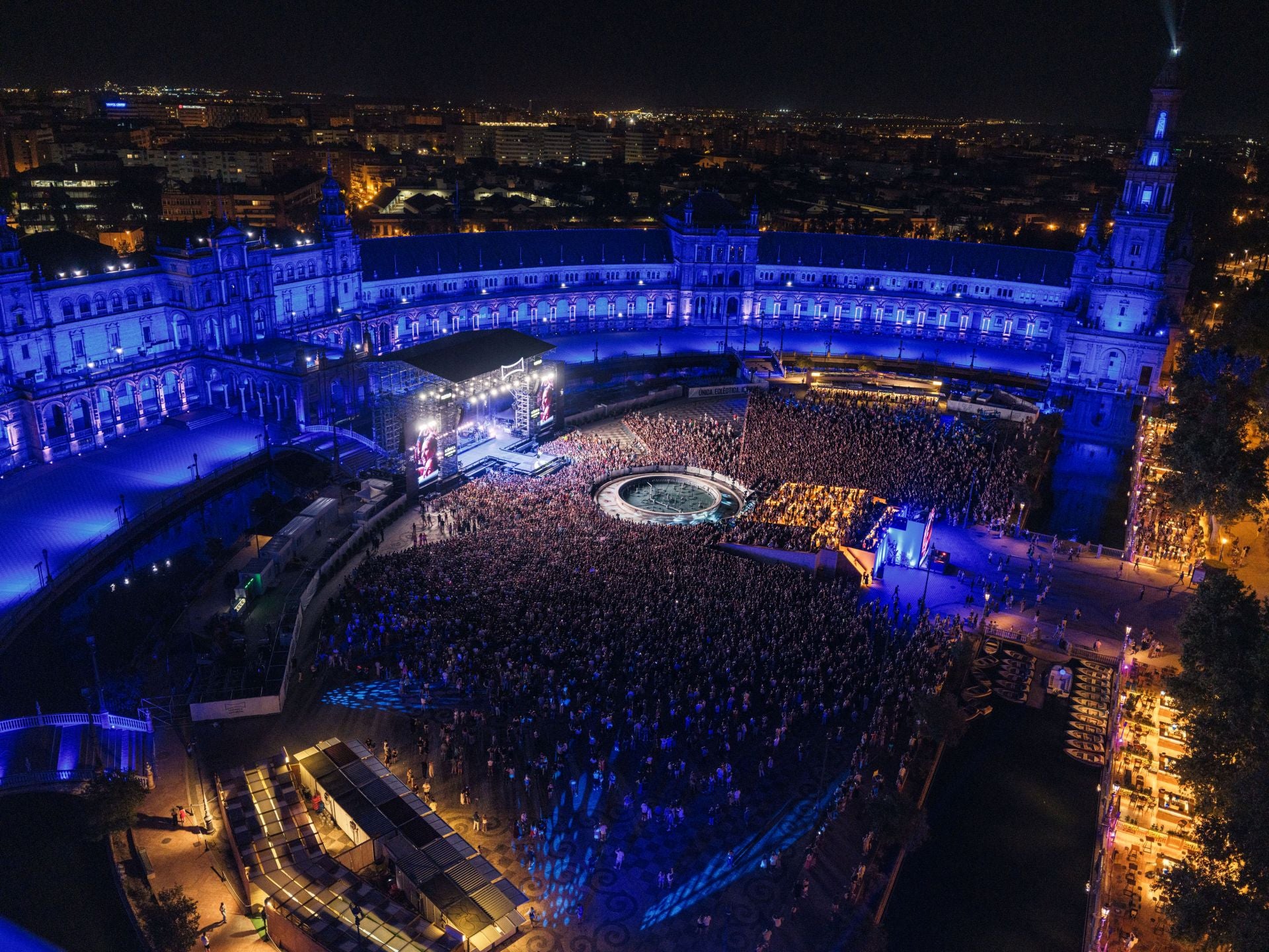 La Plaza de España, vista desde arriba durante un concierto de Icónica Santalucía Sevilla Fest